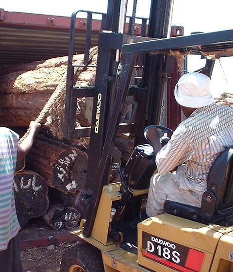 08. Loading container at Pemba Harbour